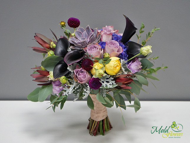 Букет невесты с чёрными каллами, жёлтыми пионовидными розами, синей гортензией, фиолетовыми розами и суккулентами Фото